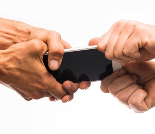 Proteja-se contra roubo de celular e aprenda como armazenar o número IMEI em casa para bloquear seu dispositivo com a operadora e a polícia em caso de perda ou roubo.